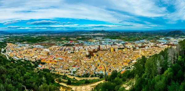 Şatosuyla ünlü İspanyol şehri Xativa 'nın havadan görünüşü