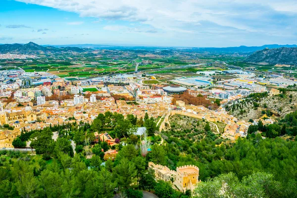 İspanya 'daki Xativa kalesinin yanındaki yeşil tepenin havadan görünüşü