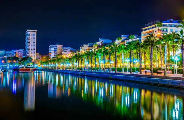 İspanya 'daki Alicante marinasının gece manzarası..