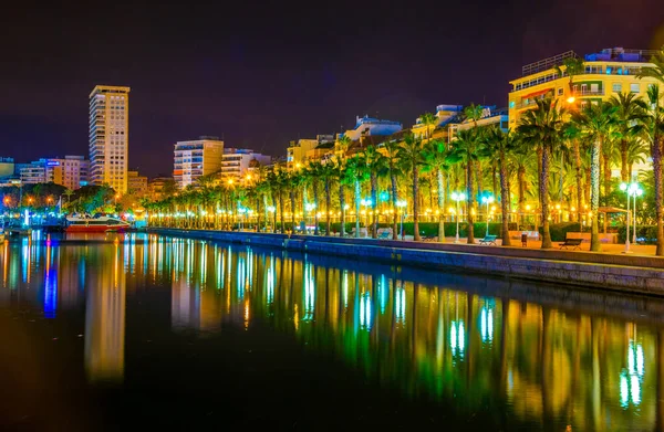 İspanya 'daki Alicante marinasının gece manzarası..