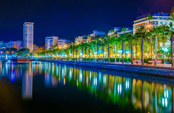 İspanya 'daki Alicante marinasının gece manzarası..