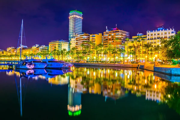 İspanya 'daki Alicante marinasının gece manzarası..