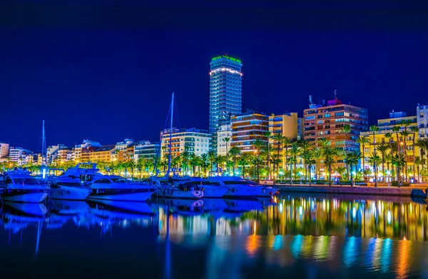 İspanya 'daki Alicante marinasının gece manzarası..