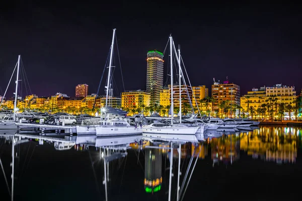 İspanya 'daki Alicante marinasının gece manzarası..
