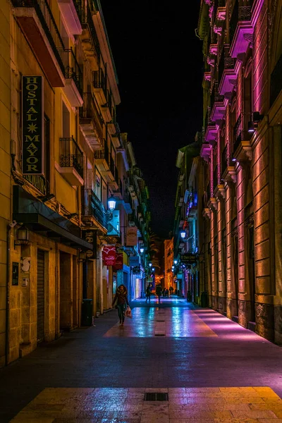 İspanyol şehri Iicante 'nin tarihi merkezinde dar bir sokak manzarası