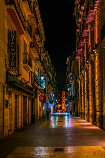 İspanyol şehri Iicante 'nin tarihi merkezinde dar bir sokak manzarası