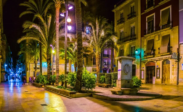 İspanyol şehri Iicante 'nin tarihi merkezinde dar bir sokak manzarası