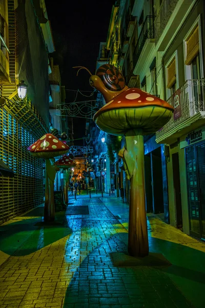 İspanyol şehri Iicante 'nin tarihi merkezinde dar bir sokak manzarası