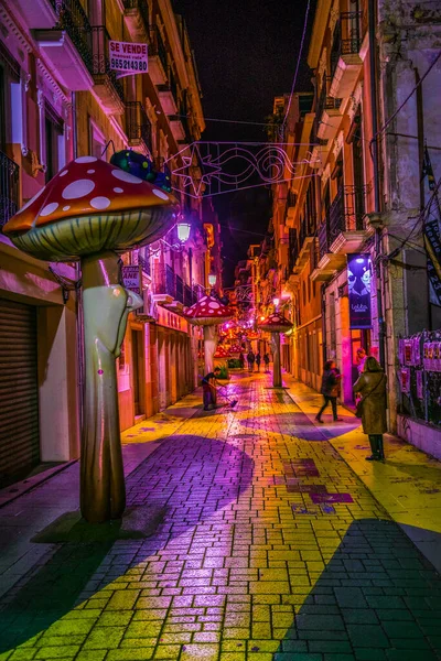 İspanyol şehri Iicante 'nin tarihi merkezinde dar bir sokak manzarası