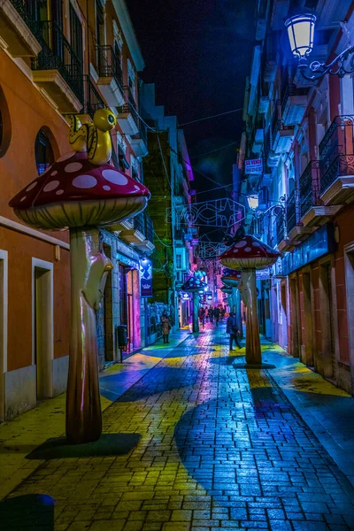 İspanyol şehri Iicante 'nin tarihi merkezinde dar bir sokak manzarası