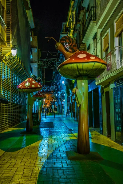 İspanyol şehri Iicante 'nin tarihi merkezinde dar bir sokak manzarası