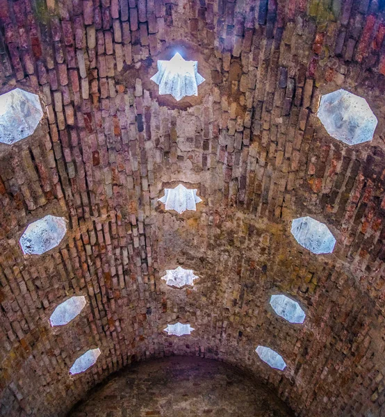 İspanya 'nın Granada şehrinde Banos Arabes' in içi.