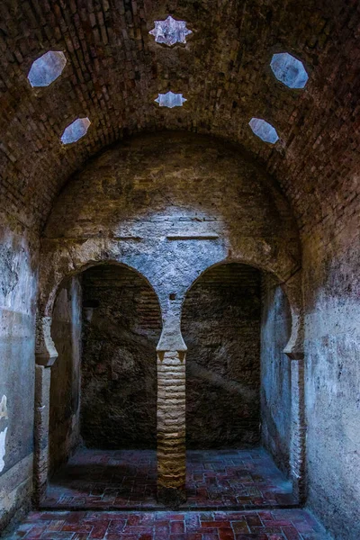 İspanya 'nın Granada şehrinde Banos Arabes' in içi.