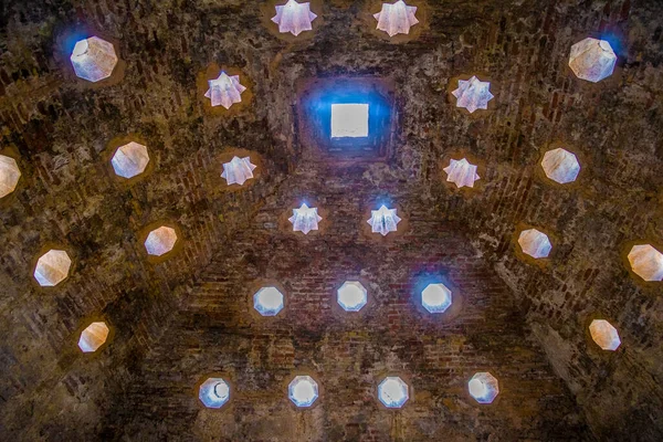 İspanya 'nın Granada şehrinde Banos Arabes' in içi.