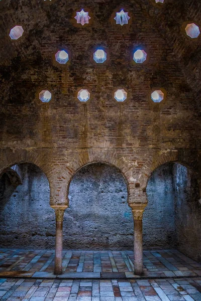 İspanya 'nın Granada şehrinde Banos Arabes' in içi.