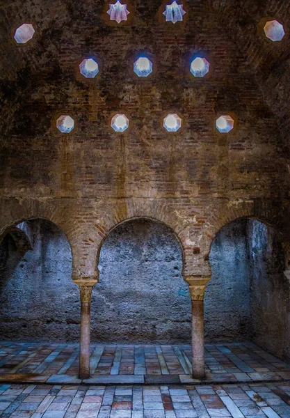 İspanya 'nın Granada şehrinde Banos Arabes' in içi.