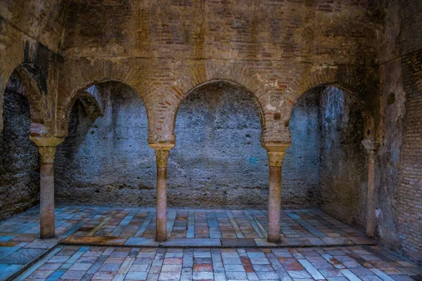 İspanya 'nın Granada şehrinde Banos Arabes' in içi.