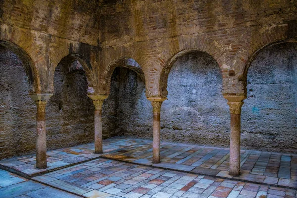 İspanya 'nın Granada şehrinde Banos Arabes' in içi.
