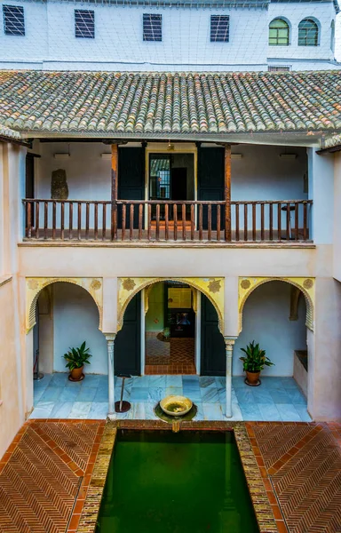İspanya 'nın Granada şehrindeki Casa de zafra avlusunun manzarası