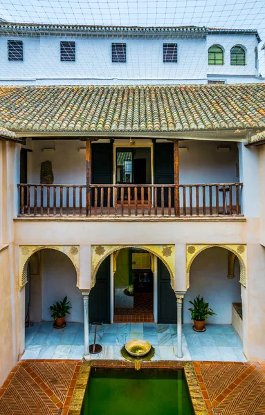İspanya 'nın Granada şehrindeki Casa de zafra avlusunun manzarası