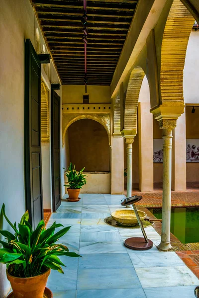 İspanya 'nın Granada şehrindeki Casa de zafra avlusunun manzarası