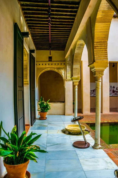 İspanya 'nın Granada şehrindeki Casa de zafra avlusunun manzarası