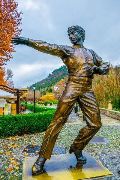 İspanya 'nın Granada şehrinde Flamenko dansçısı Mario Maya' nın bronz heykeli