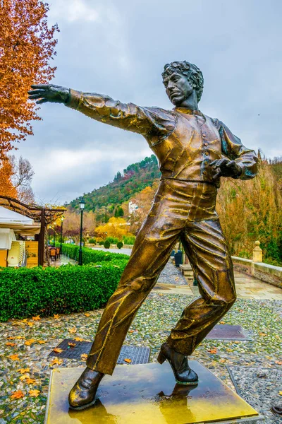 İspanya 'nın Granada şehrinde Flamenko dansçısı Mario Maya' nın bronz heykeli