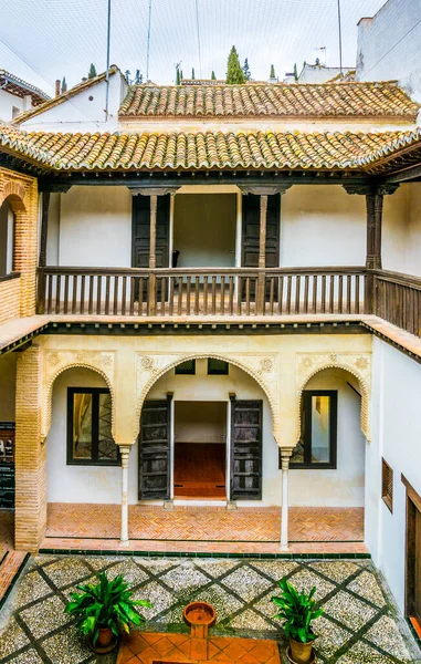 İspanya 'nın Granada kentindeki Casa Morisca Horno de Oro avlusunun manzarası