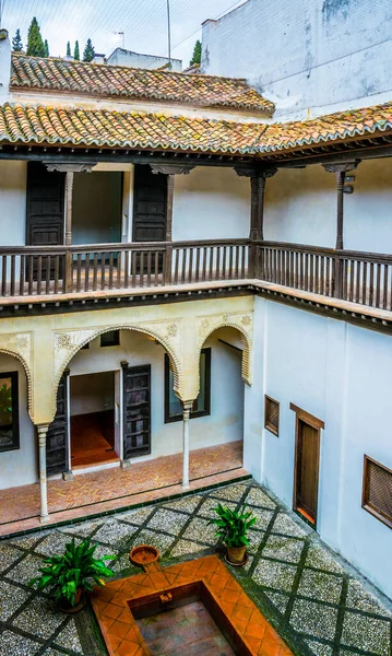 İspanya 'nın Granada kentindeki Casa Morisca Horno de Oro avlusunun manzarası