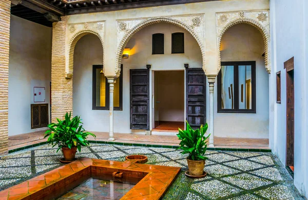 İspanya 'nın Granada kentindeki Casa Morisca Horno de Oro avlusunun manzarası