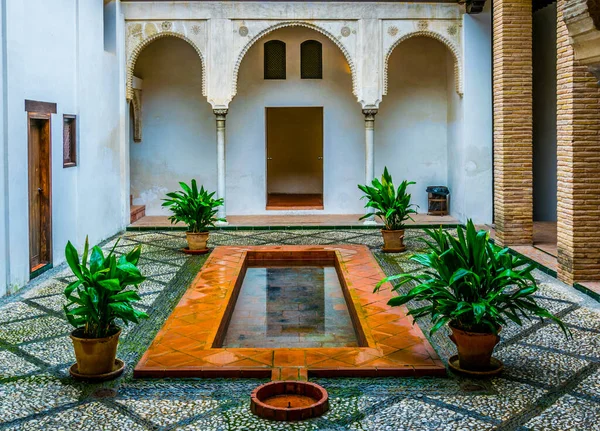 İspanya 'nın Granada kentindeki Casa Morisca Horno de Oro avlusunun manzarası