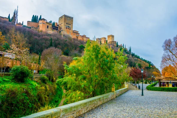 Alhambra, İspanya 'nın Endülüs eyaletinin Granada kentinde yer alan Darro nehrinin sol kıyısında yer alan bir saray ve kale kompleksidir.