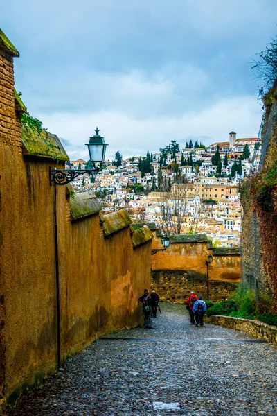 İspanya 'daki Alhambra Sarayı' na giden dik bir yol görünüyor.