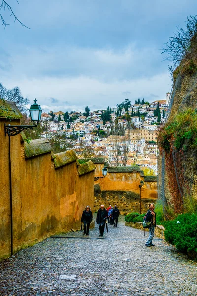 İspanya 'daki Alhambra Sarayı' na giden dik bir yol görünüyor.