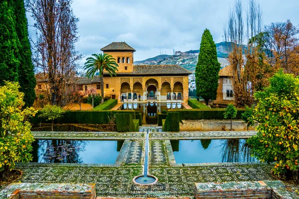 Alhambra de Granada. El Partal 'da. Hanımlar Kulesi 'nin arkasında duran kemerli kapıya bakan büyük bir gölet.