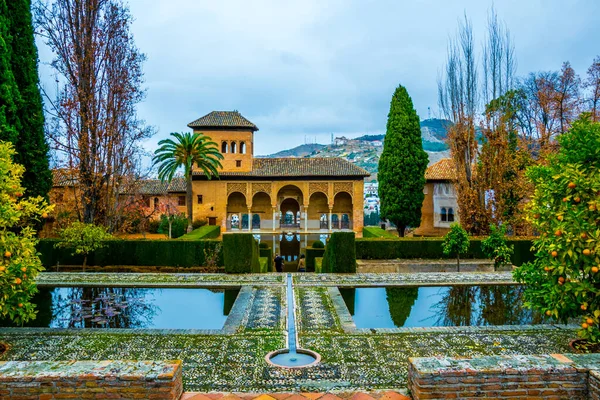 Alhambra de Granada. El Partal 'da. Hanımlar Kulesi 'nin arkasında duran kemerli kapıya bakan büyük bir gölet.