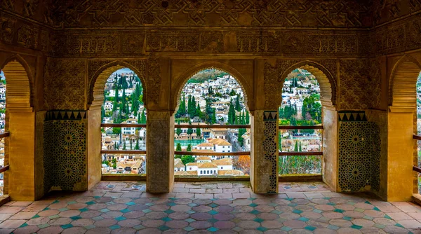 Kemerli pencerelerden Granada 'ya bir manzara. Alhambra Sarayı, Granada, Endülüs, İspanya.