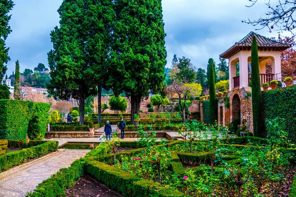 Mensen Wandelen Door Het Park Van Het Alhambra Paleis Spanje — Stockfoto
