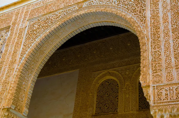İspanya 'daki Alhambra Sarayı' nın güzel bir dekorasyonunun ayrıntıları..