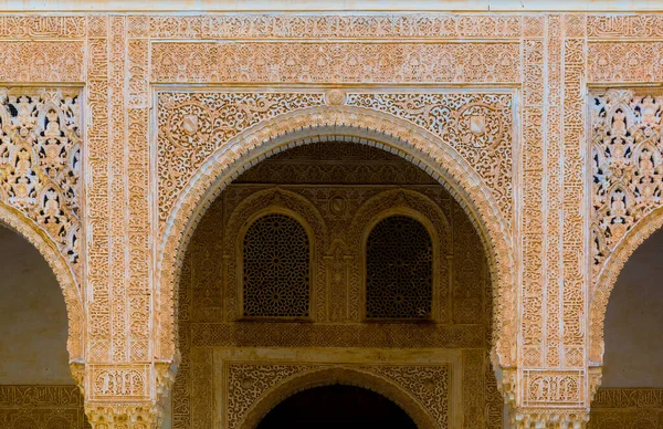 İspanya 'daki Alhambra Sarayı' nın güzel bir dekorasyonunun ayrıntıları..
