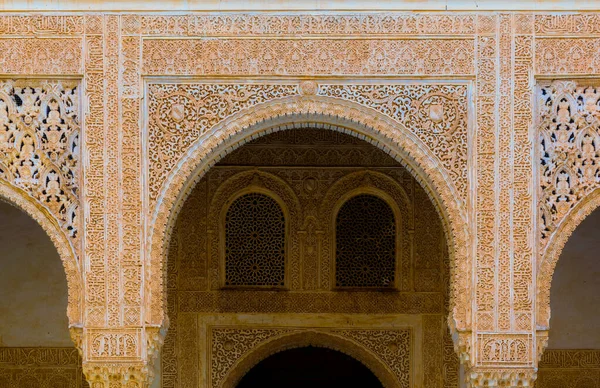 İspanya 'daki Alhambra Sarayı' nın güzel bir dekorasyonunun ayrıntıları..