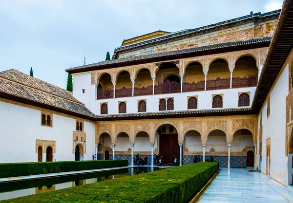 İspanya 'daki Alhambra Sarayı' nın içinde yapay gölü olan iç avlu manzarası