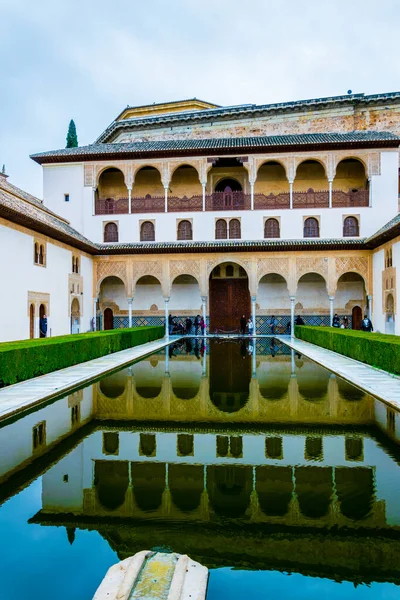 İspanya 'daki Alhambra Sarayı' nın içinde yapay gölü olan iç avlu manzarası