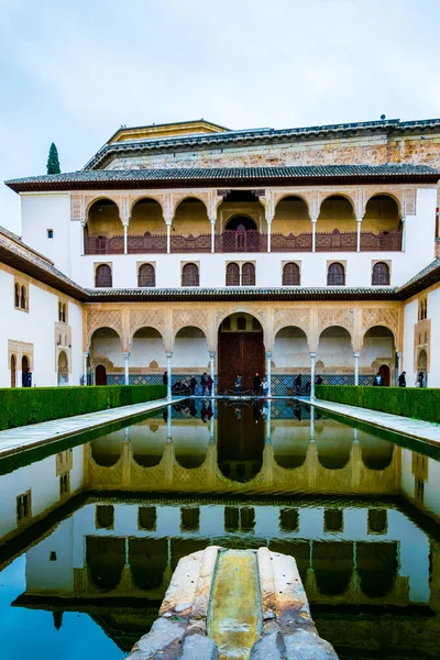 İspanya 'daki Alhambra Sarayı' nın içinde yapay gölü olan iç avlu manzarası