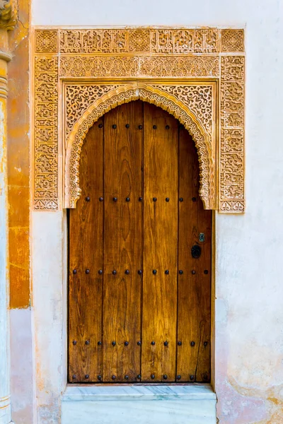 Alhambra palace İspanya içinde yer alan güzel bir kapı detay.