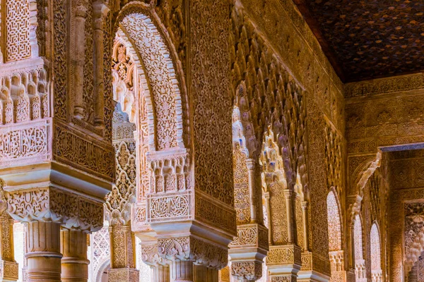 İspanya 'daki Alhambra Sarayı' nın güzel bir dekorasyonunun ayrıntıları..