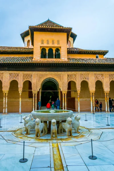 Granada, İspanya 'daki Alhambra Sarayı' ndaki aslanlar.