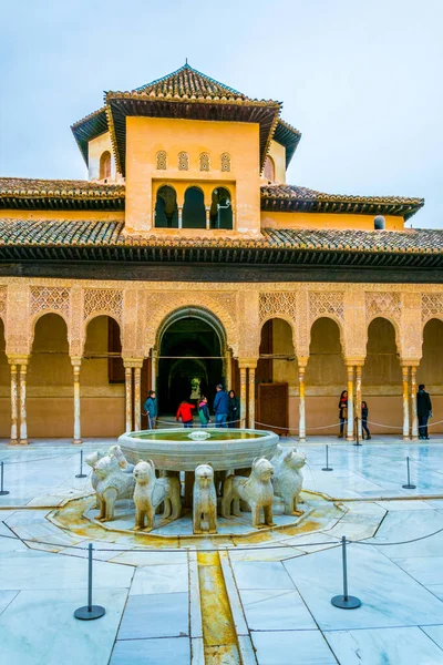 Granada, İspanya 'daki Alhambra Sarayı' ndaki aslanlar.