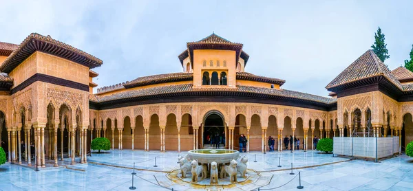 Granada, İspanya 'daki Alhambra Sarayı' ndaki aslanlar.